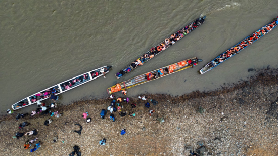 Migrantes en barcos llegan al Darién