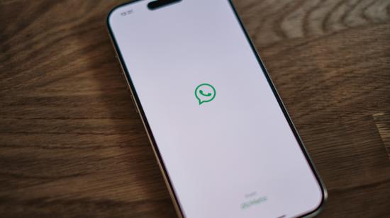 Fotografía referencial de un celular que corre la aplicación de WhatsApp.