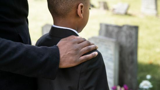 Imagen de referencia de un niño en un funeral, 11 de diciembre de 2024.