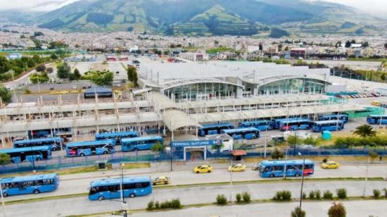 Imagen referencial de la Terminal Terrestre de Quitumbe, donde abandonaron a una mujer escopolaminada en Quito.