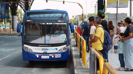 Usuarios esperan en una estación de la Metrovía, en Guayaquil.