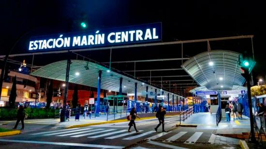 Usuarios caminan por los alrededores de la Estación Marín Central de la Ecovía.