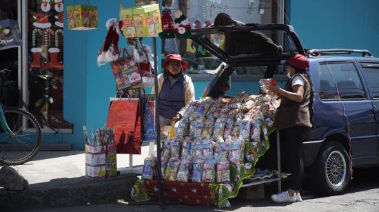 Comercios de juguetes y artículos navideños en la avenida El Inca en el norte de Quito, el 24 de diciembre de 2021.