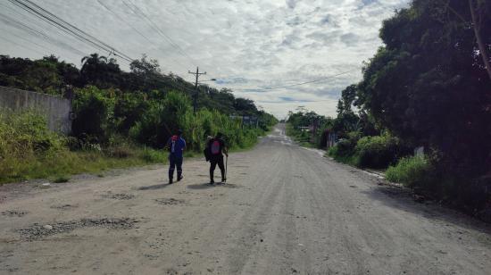 Dos comuneros de Santa Elena, en Archidona, caminan a su casa que colinda con el terreno para la nueva cárcel de máxima seguridad, el 12 de diciembre de 2024.