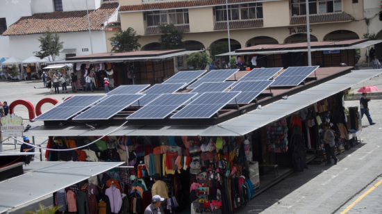 Paneles solares instalados en casetas de la plaza San Francisco, de Cuenca, por los cortes de luz, el 5 de diciembre de 2024.