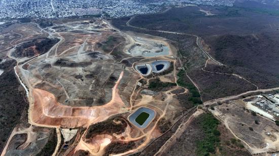 Vista aérea del relleno sanitario de Guayaquil, rebautizado como Complejo Ambiental Las Iguanas, en el noroeste de la ciudad, con zonas consolidadas, áreas abiertas para el depósito de desechos sólidos y piscinas de líquidos lixiviados.