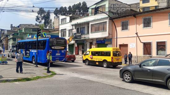 Agente de tránsito en una calle de Quito, el 12 de diciembre de 2024.