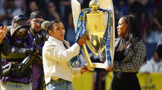 Lucía Yépez y Angie Palacios, con el trofeo de la LigaPro,antes de la final entre Independiente del Valle y Liga de Quito.