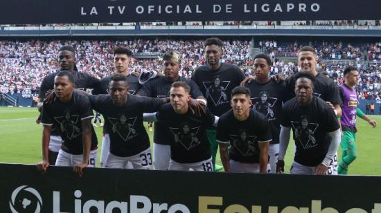 Equipo titular de Liga de Quito para foto de protocolo antes de la final con IDV, en el estadio Banco Guayaquil, el 14 de diciembre de 2024.