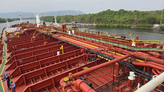 Toma del desembarco de combustible en el sector del Terminal Tres Bocas, en Guayaquil.