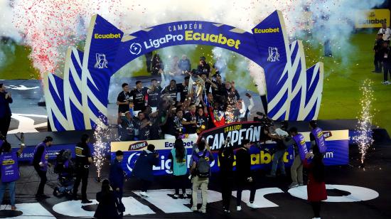 Los jugadores de Liga de Quito alzan el trofeo de campeones de la LigaPro, el 14 de diciembre de 2024.