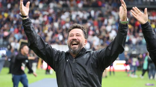 Pablo Sánchez, entrenador de Liga de Quito,festeja su título de campeón, este sábado 14 de diciembre de 2024.