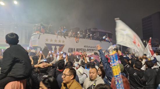 El bus de Liga de Quito, durante la caravana de campeón en la Universidad Central, el 14 de diciembre de 2024.