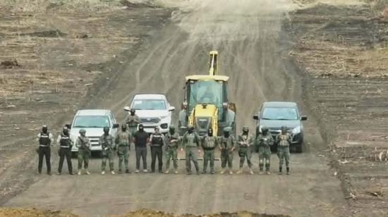 Militares y policías posan en la pista de aterrizaje de Colomche, antes de su destrucción, el 14 de diciembre de 2024.