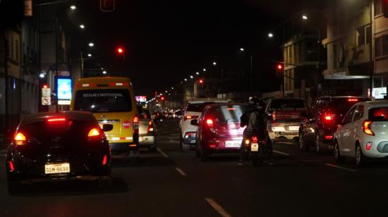 Carros circulan por Guayaquil sin semáforos en las vías por el apagón del 2 de diciembre.