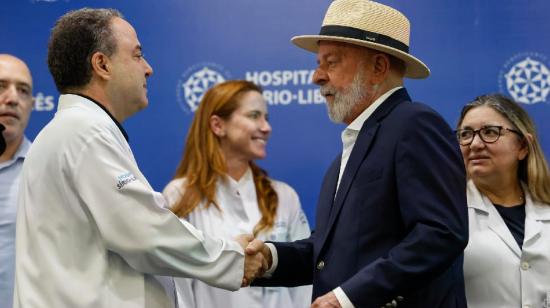 El presidente de Brasil, Luiz Inácio Lula da Silva, saluda al medico Roberto Kalil, el 15 de diciembre de 2024 en Sao Paulo.