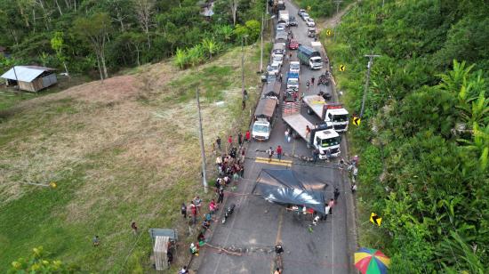 Un tramo de la carretera en Napo es tomado por miembros de la Confenaie en resistencia.