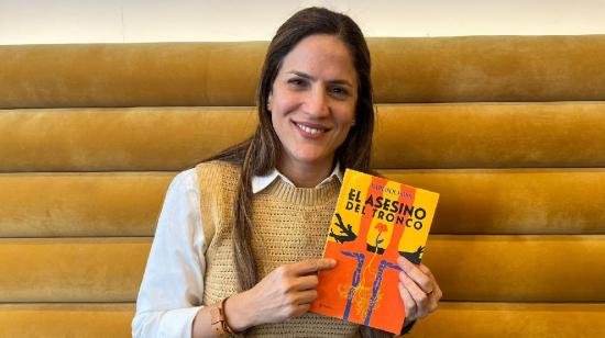 La escritora Mariasol Pons con su libro 'El asesino del tronco'.