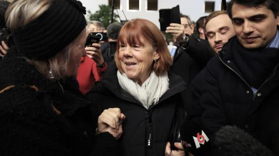 Gisèle Pelicot (centro) junto a su abogado Stephane Babonneau (der.) abandona la corte donde su exesposo Dominique Pelicot enfrenta un juicio por ser acusado de drogar y violar a su exesposa, el 16 de diciembre de 2024 een Aviñon, Francia.