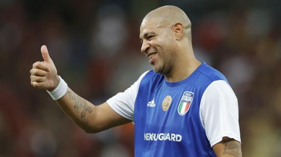 El exfutbolista brasileño Adriano saluda durante su partido de despedida en el estadio Maracaná, en Río de Janeiro, el domingo 15 de diciembre de 2024.