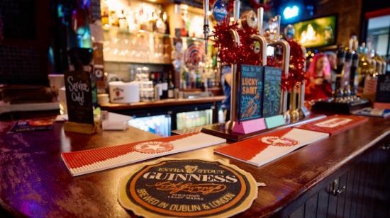 Una toalla de papel para cerveza Guinness en la barra del bar The Old Ivy House en Clerkenwell, Londres, 15 de diciembre de 2024.