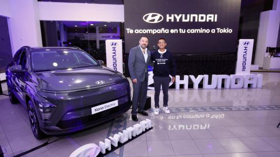 De izquierda a derecha: Marcos Malo, Presidente Ejecutivo de Hyundai, y Daniel Pintado, medallista olímpico.