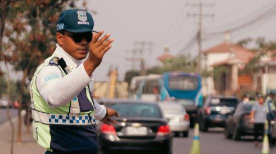 Un agente de tránsito realiza controles en Guayaquil, ciudad donde este lunes 16 de diciembre de 2024 la calle Colón pasará a ser unidireccional.