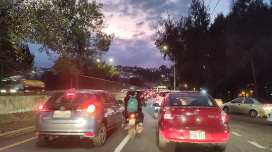 Congestión vehicular en la avenida Simón Bolívar, en Quito, el 16 de diciembre de 2024.