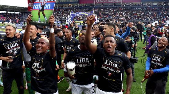 Jugadores de Liga de Quito festejan el título de la LigaPro, el 14 de diciembre de 2024.