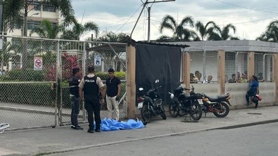 Un hombre murió producto de un ataque armado en el exterior del Hospital San Vicente de Paúl, en el cantón Pasaje, provincia de El Oro, este lunes 16 de diciembre de 2024.