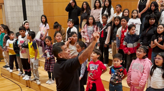 200 niños cantantes de la Fundación Vive en Arte ensayan para un concierto en Quito, diciembre 2024.