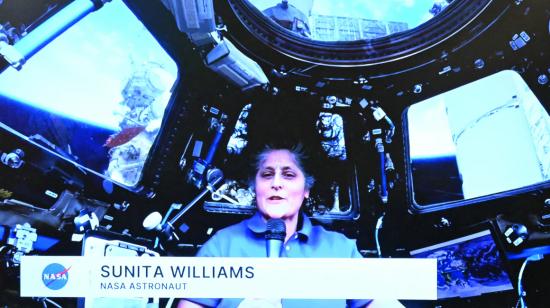 Sunita Williams habla virtualmente desde la Estación Espacial Internacional a los asistentes a una recepción en celebración de Diwali, 28 de octubre de 2024.