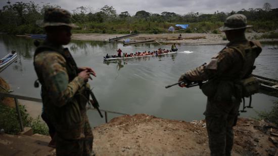 Fotografía de archivo del 9 de abril de 2024 de agentes del Servicio Nacional de Fronteras (Senafront) vigilando la llegada de migrantes que cruzan la selva del Darién.