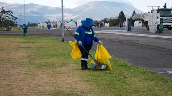 Trabajadores de Emaseo durante una jornada de recolección de basura en Quito.