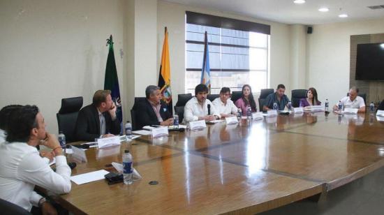 El ministro de Gobierno, José De La Gasca (centro), en una reunión con las autoridades locales de Santa Elena, el 18 de diciembre de 2024.