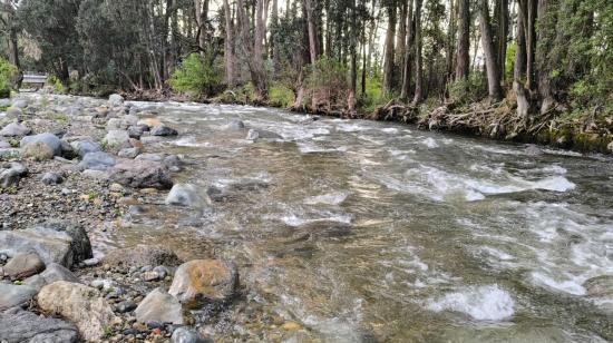 Un río en la Ciudad de Cuenca, el 12 de diciembre de 2024. El caudal de los ríos de esta ciudad subió los últimos días.