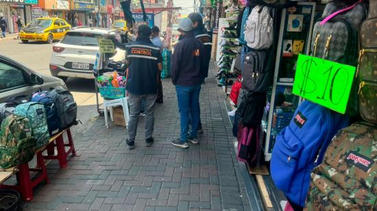 Operativos de control al comercio informal en Quito.