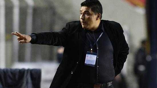 El técnico argentino Omar Asad, cuando dirigía al Aleays Ready, en un partido de Copa Libertadores en 2021.