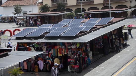 El Municipio de Cuenca compró paneles solares para encender un árbol de Navidad gigante en la ciudad, que se prendió el 4 de diciembre de 2024.