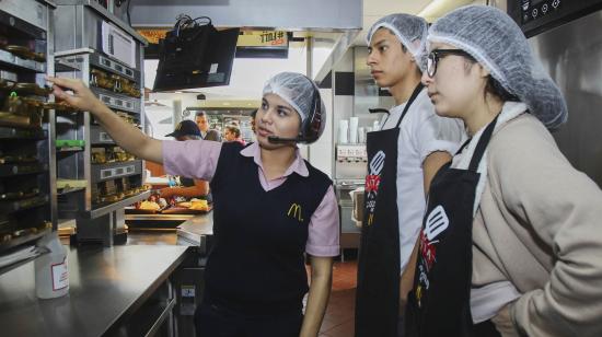 Recorrido por las instalaciones de un restaurante McDonald's.