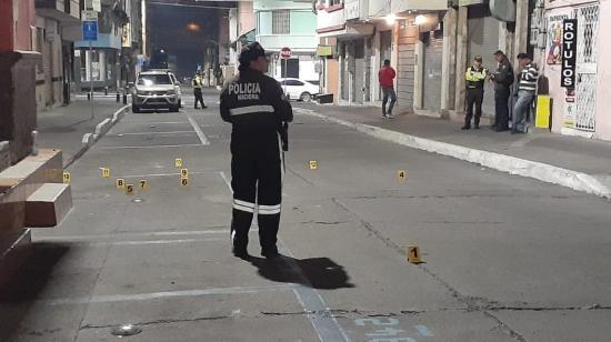 Policías recaban evidencias de un crimen en Ambato, Tungurahua, el 18 de noviembre de 2024.