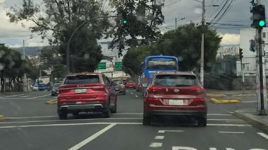 Circulación vehicular en Quito, donde aplica la medida de restricción vehicular del Pico y Placa.