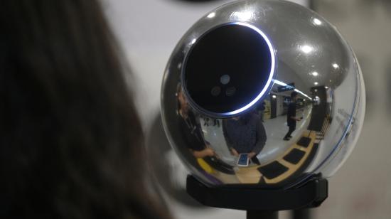 Fotografía de archivo de una persona que se para frente a un Orb, un dispositivo de escaneo de datos biométricos del iris, para obtener criptomonedas Worldcoin a cambio, el 22 de marzo de 2024 en Buenos Aires, Argentina.