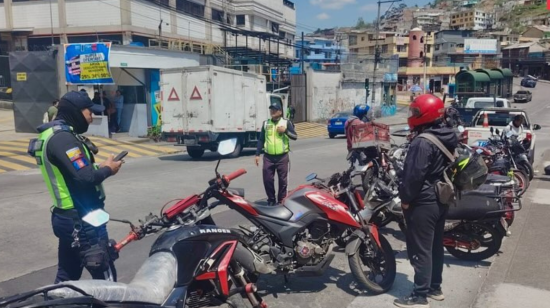 Agentes de tránsito en un operativo en el centro de Quito