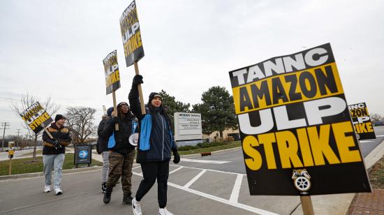 Conductores de entrega de Amazon protestan afuera de una estación de envíos de la compañía en Skoike, Illinios, Estados Unidos, el 19 de diciembre de 2024.