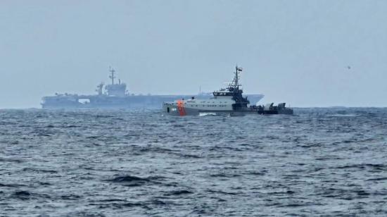 La Armada ecuatoriana escolta al portaaviones "más poderoso del mundo, USS George Washington", en aguas ecuatorianas el 26 de junio de 2024.