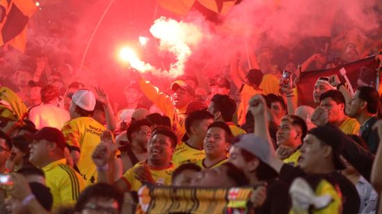 Hinchas de Barcelona SC prenden bengalas durante un partido de la LigaPro, el 22 de mayo de 2024.