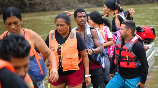 Migrantes llegan al Centro de Recepción Temporal de Migrantes en Lajas Blancas, en la provincia selvática de Darién en Panamá, el 26 de septiembre de 2024.