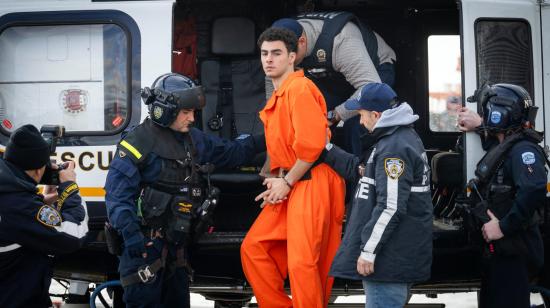 Fotografía cedida por la Alcaldía de Nueva York de Luigi Mangione descendiendo de un helicóptero durante su llegada al helipuerto de Wall Street, este 19 de diciembre de 2024.