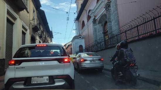 Los vehículos cuyas placas terminan en 9 y 0 no podrán circular en Quito este viernes 20 de diciembre de 2024.